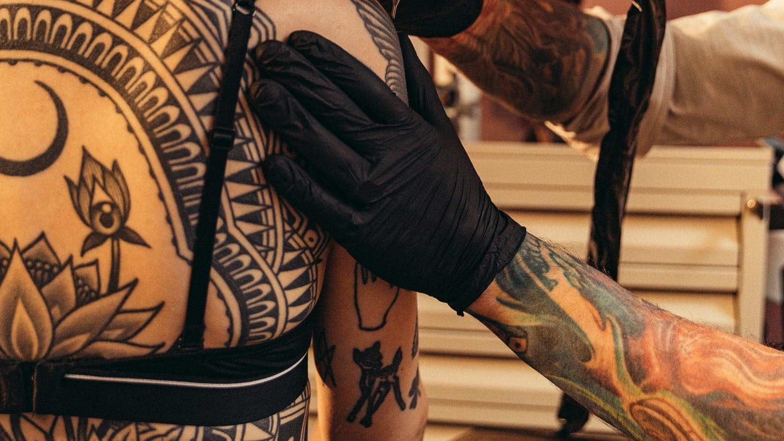 Trabalho de blackwork a ser tatuado nas costas de uma cliente