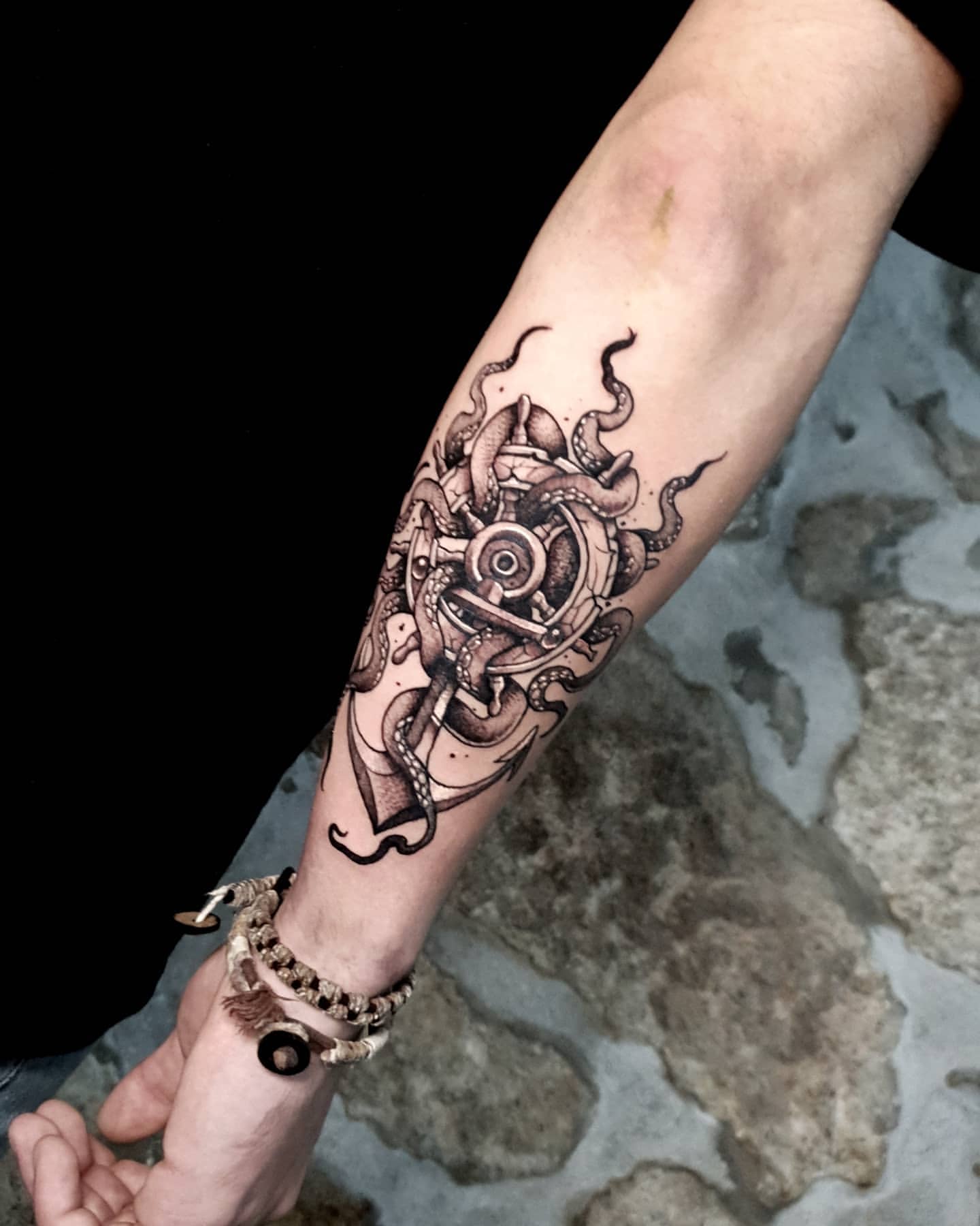 Tatuagem blackwork de polvo náutico, por Lex