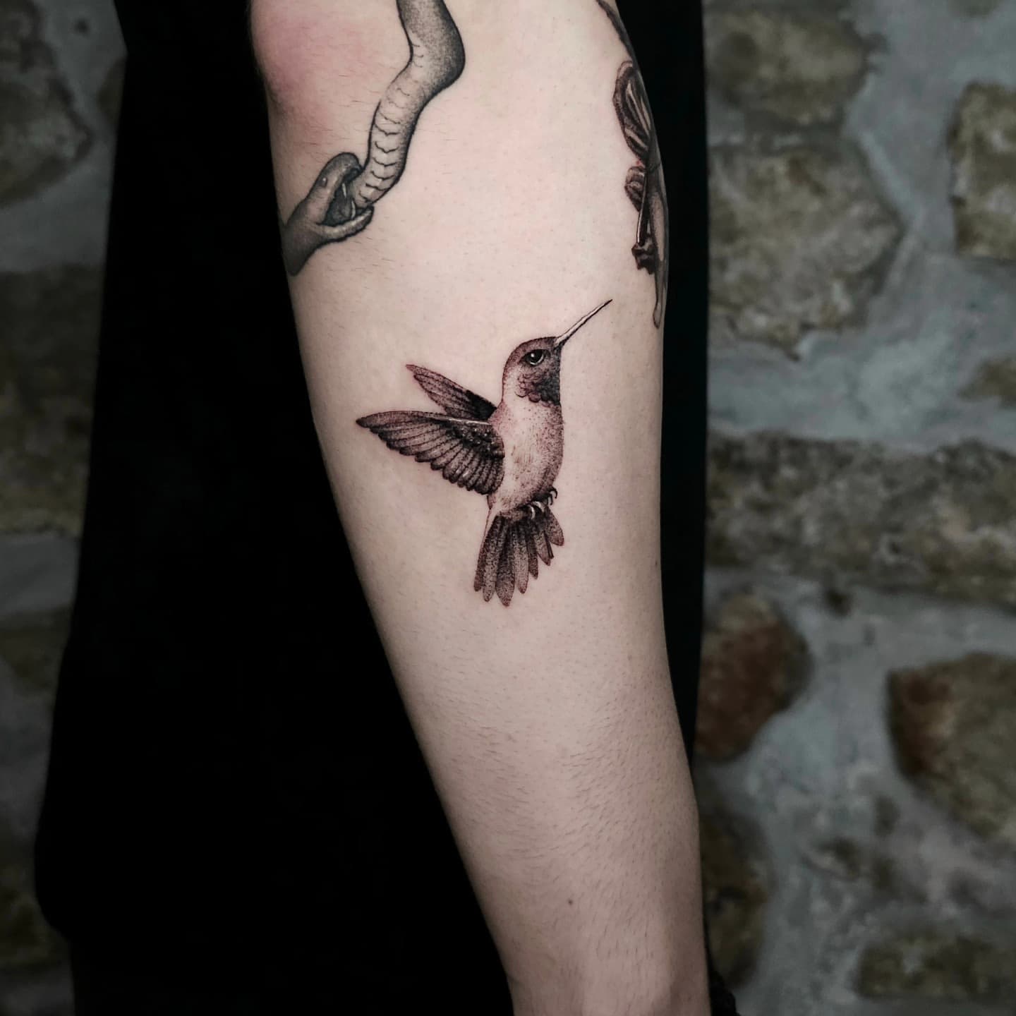 Tatuagem fine-line de beija-flor, por Lex