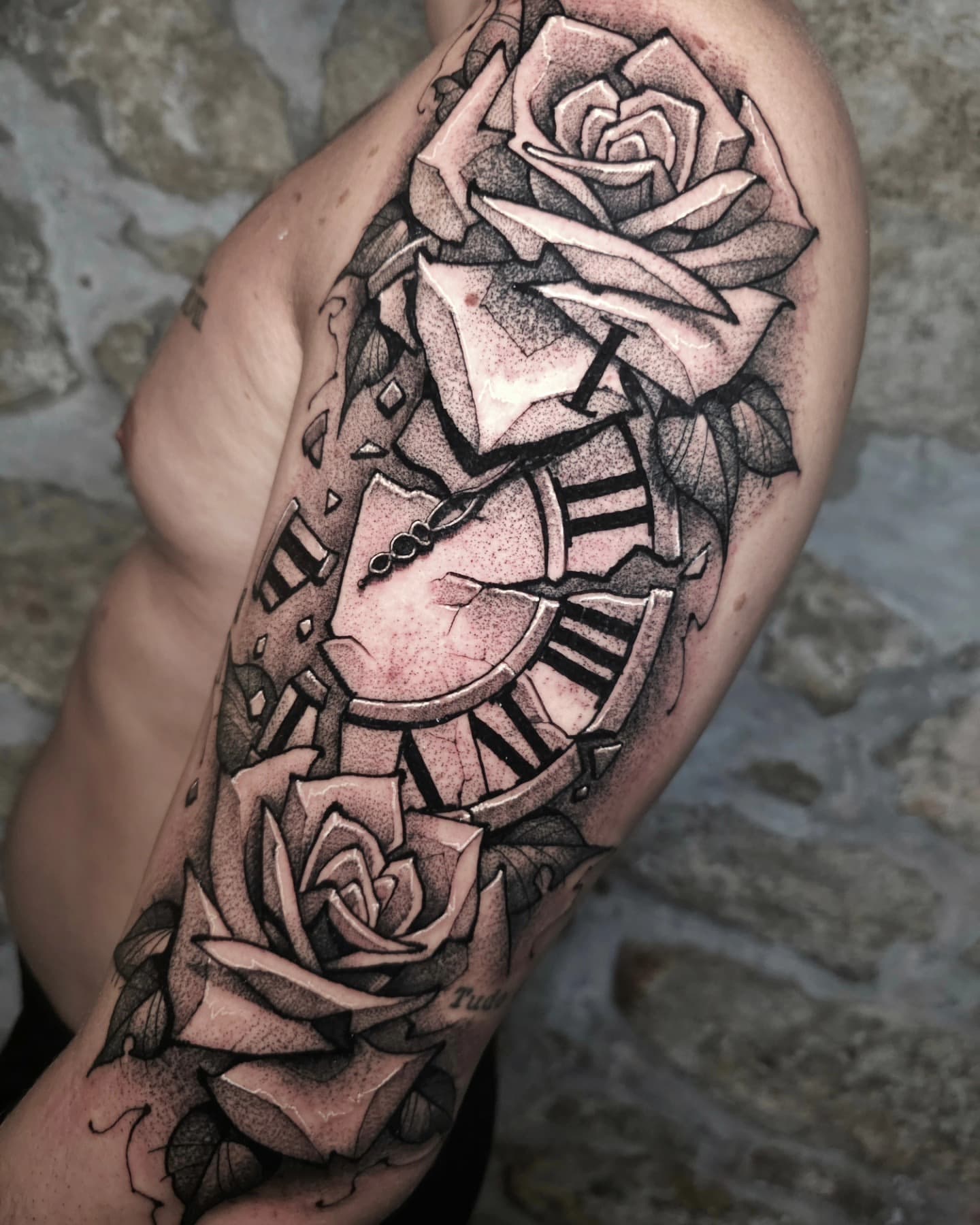 Tatuagem em manga de relógio e rosas, por Lex