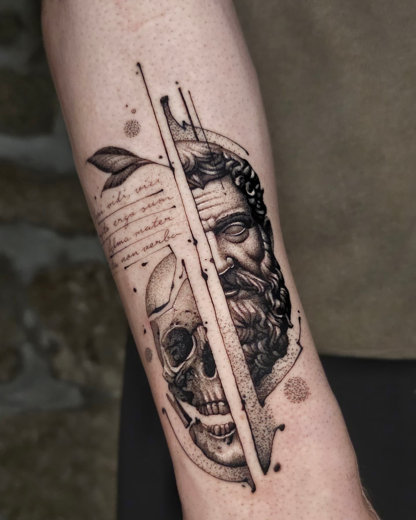 Tatuagem em manga blackwork de Zeus e caveira, por Lex